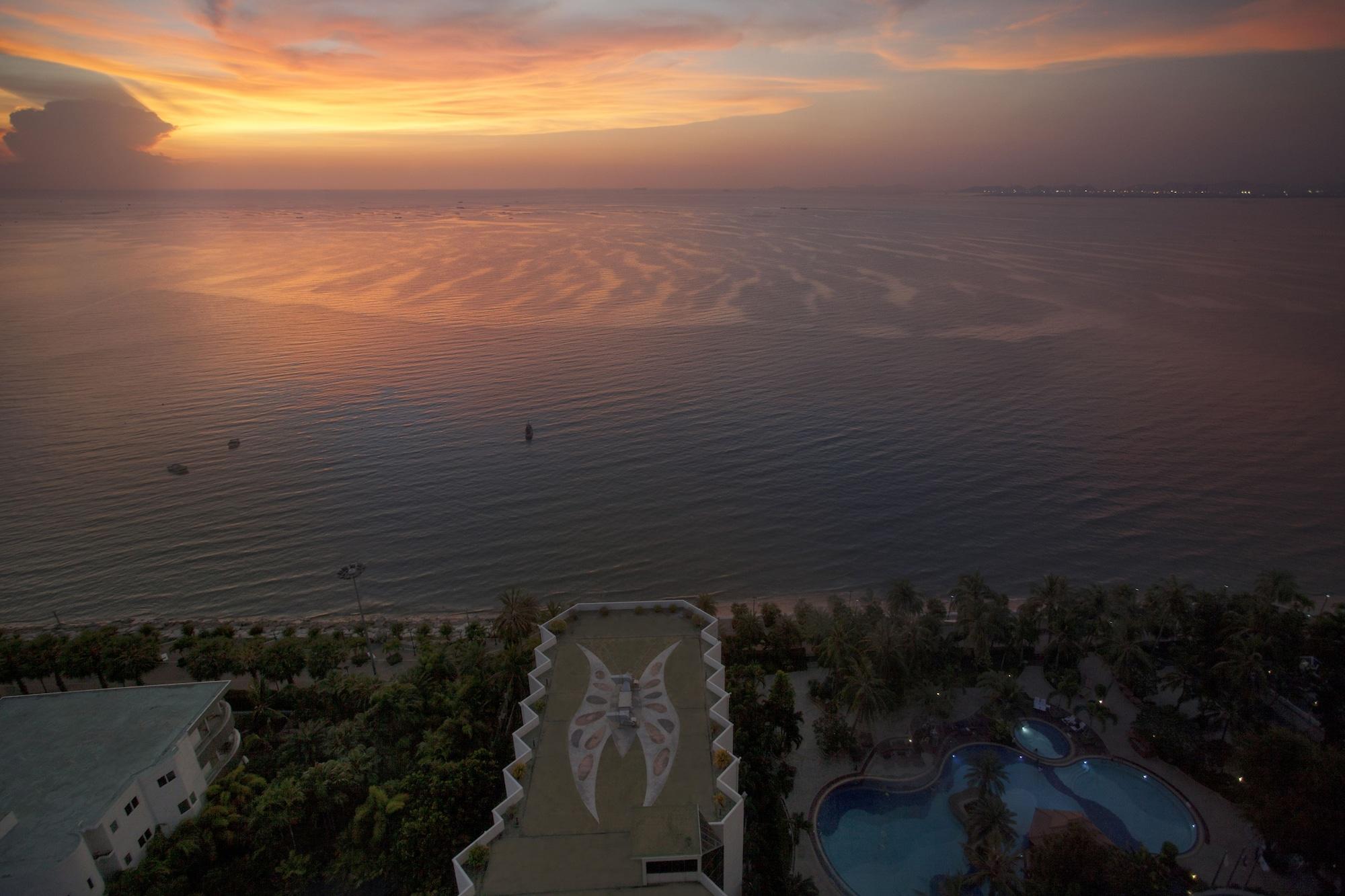 Cholchan Pattaya Beach Resort - Sha Extra Plus Extérieur photo Sunset at the resort