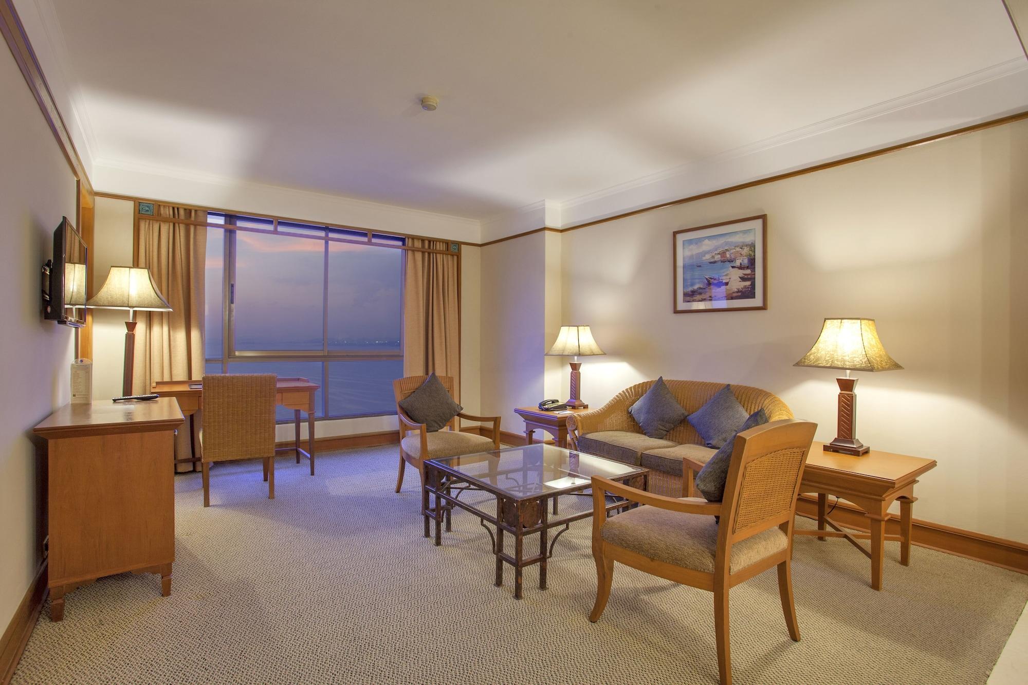 Cholchan Pattaya Beach Resort - Sha Extra Plus Extérieur photo A suite at the Hilton Tokyo