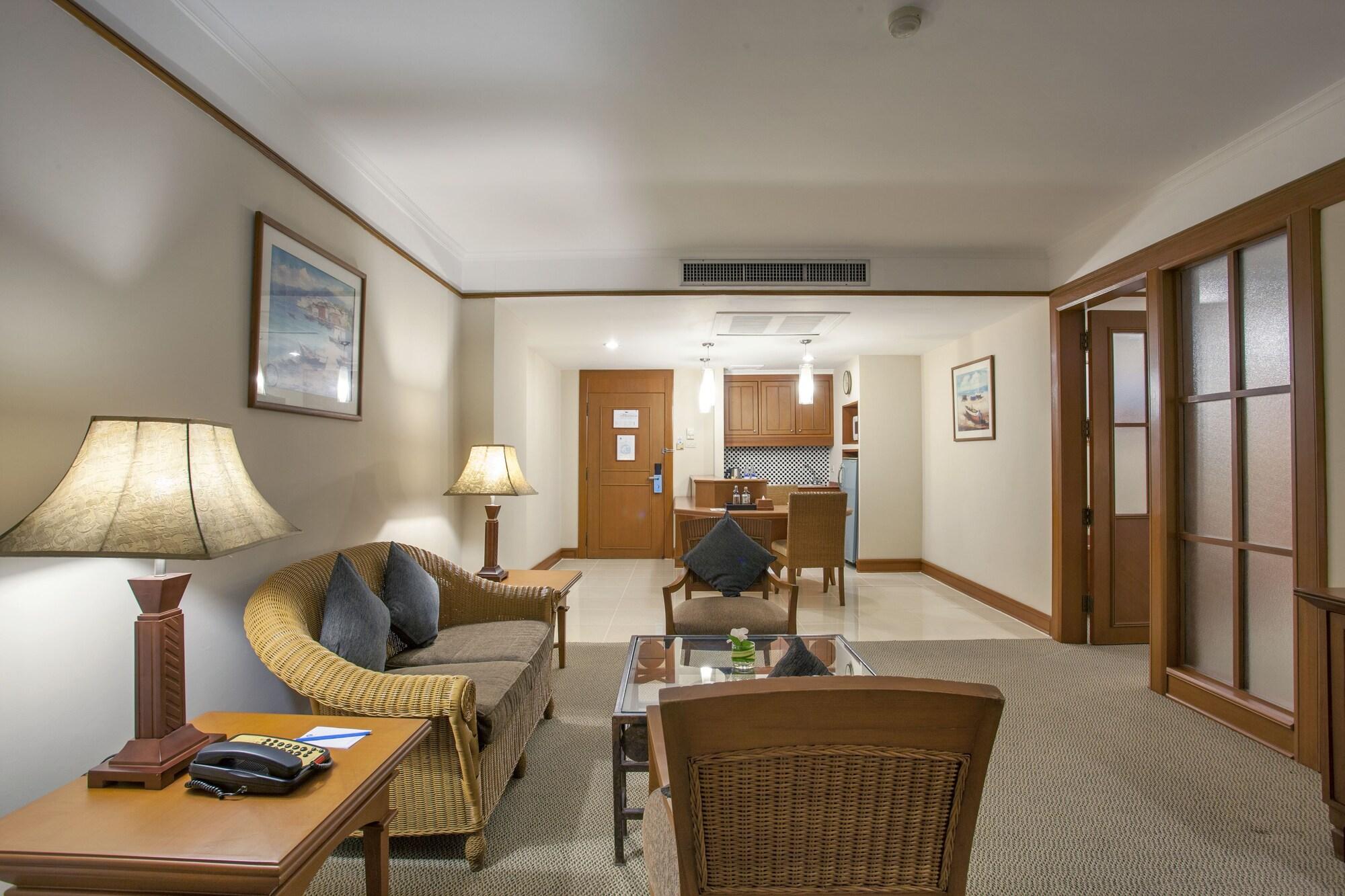 Cholchan Pattaya Beach Resort - Sha Extra Plus Extérieur photo A typical suite at the Royal Garden Villas