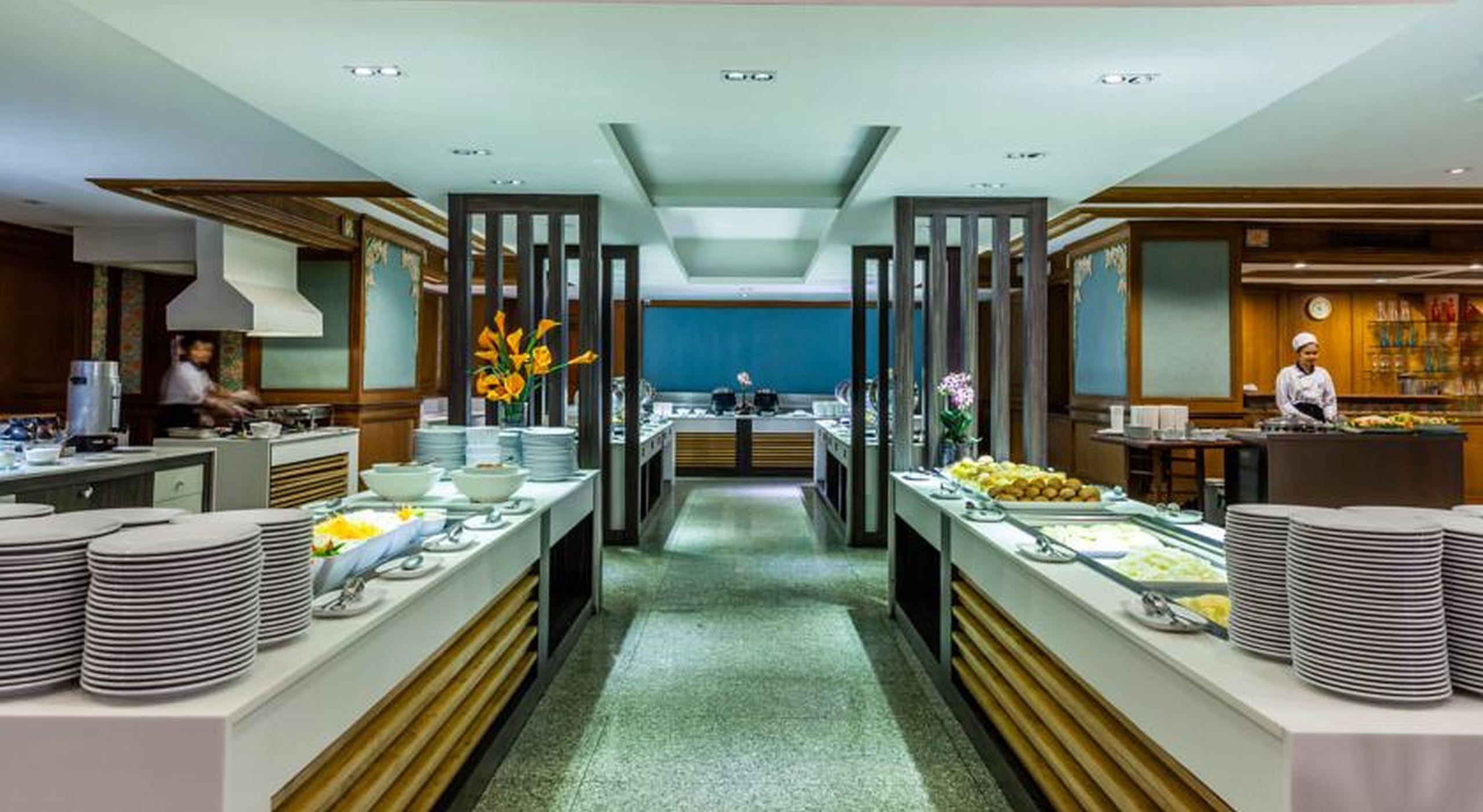 Cholchan Pattaya Beach Resort - Sha Extra Plus Extérieur photo The buffet at the lounge