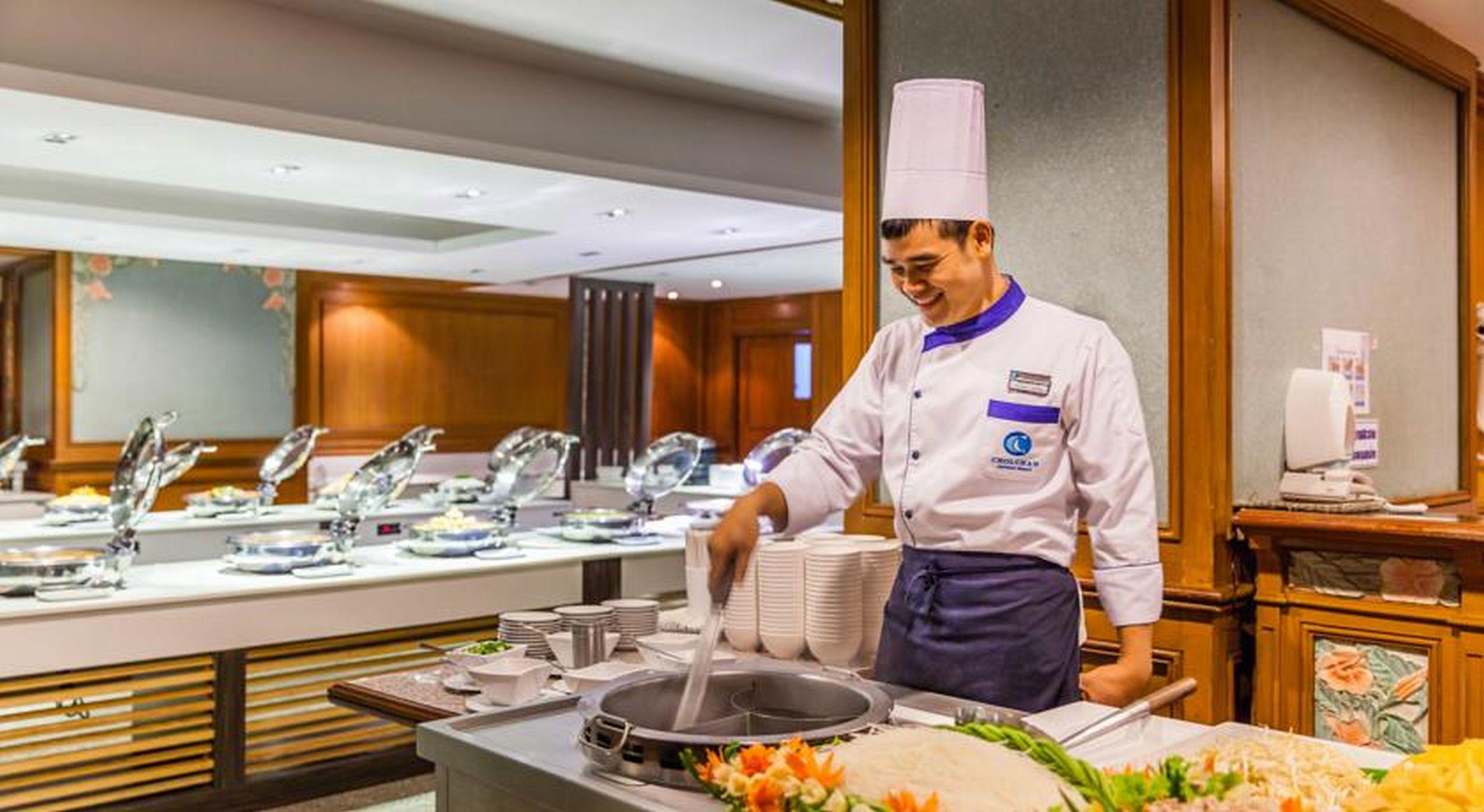 Cholchan Pattaya Beach Resort - Sha Extra Plus Extérieur photo A chef at work