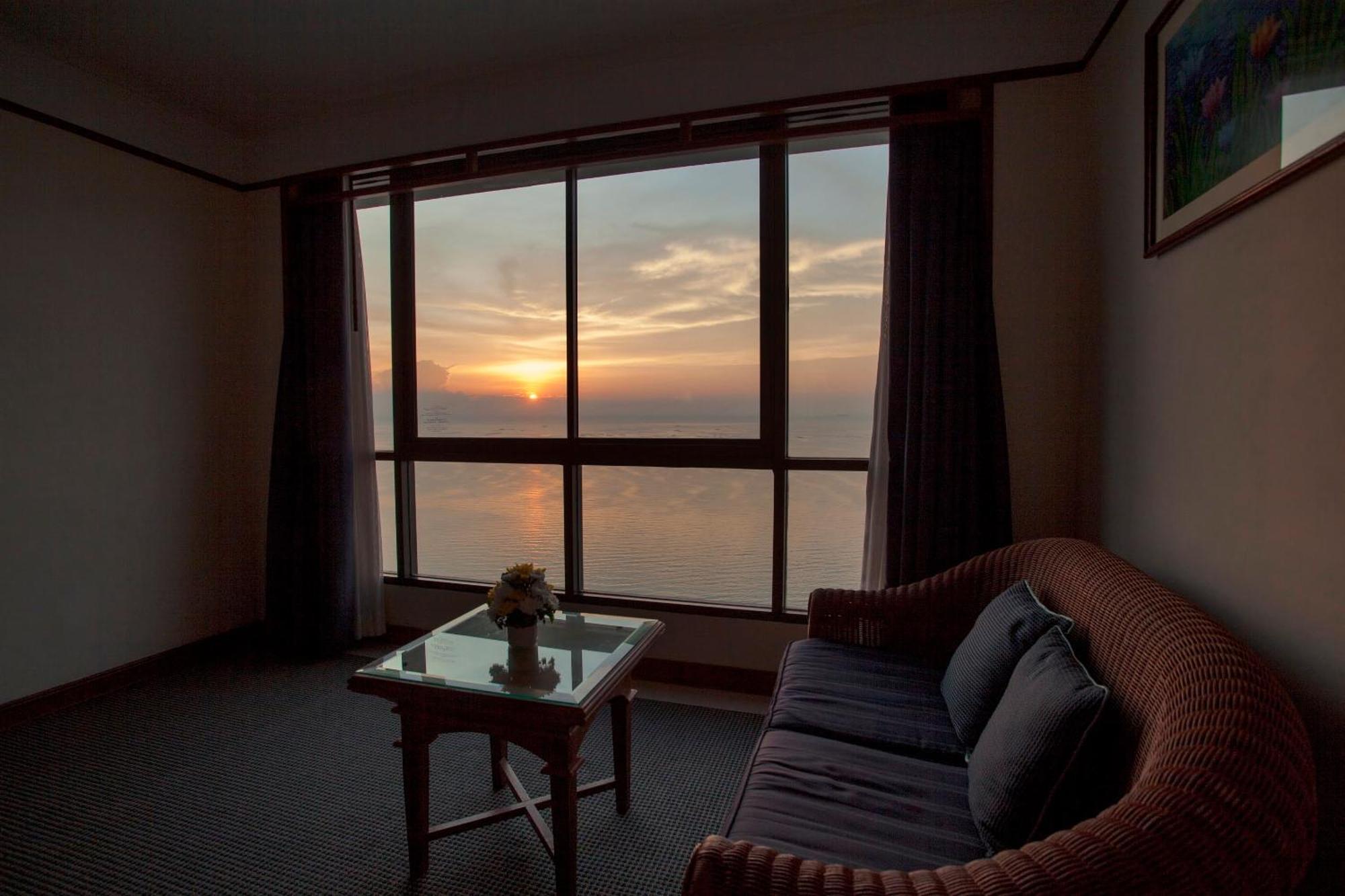 Cholchan Pattaya Beach Resort - Sha Extra Plus Chambre photo Sunset view from a room at the hotel