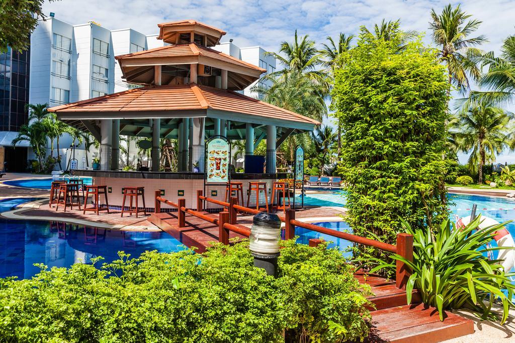 Cholchan Pattaya Beach Resort - Sha Extra Plus Extérieur photo The swimming pool at the Royal Paradise Hotel & Spa