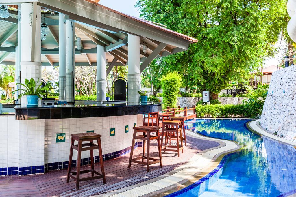 Cholchan Pattaya Beach Resort - Sha Extra Plus Extérieur photo The swimming pool at the hotel