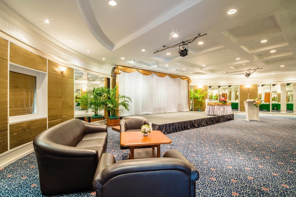 Cholchan Pattaya Beach Resort - Sha Extra Plus Extérieur photo The ballroom