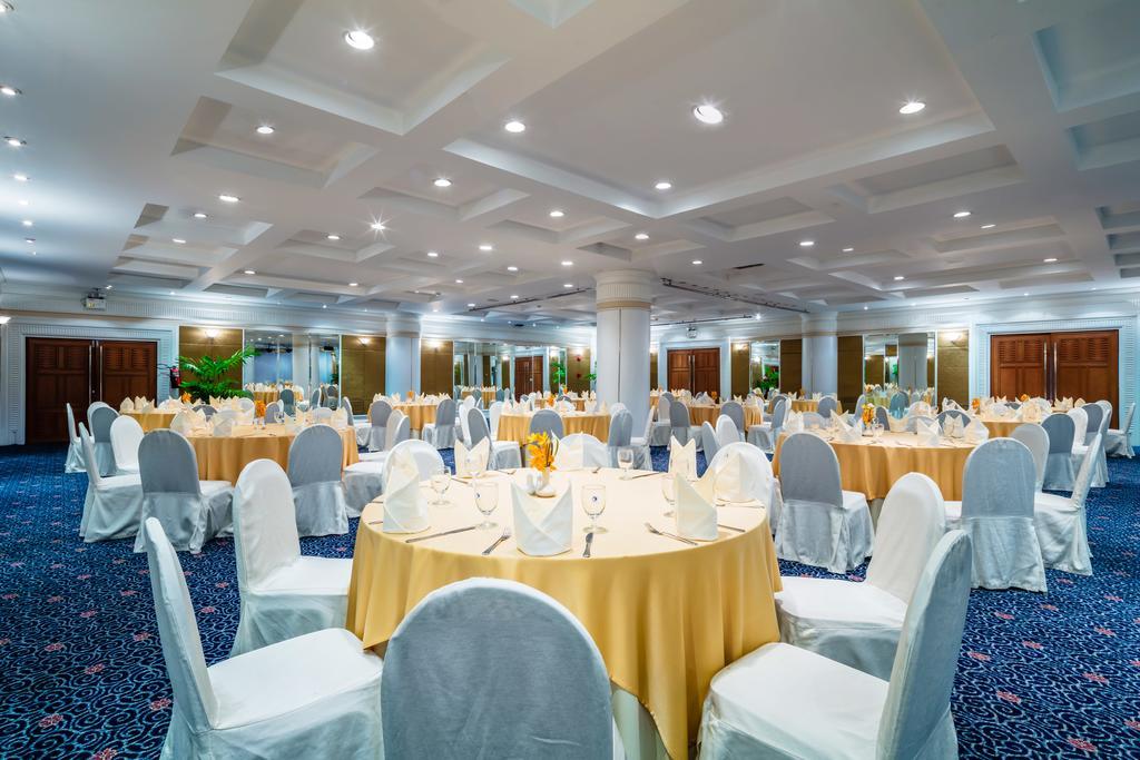 Cholchan Pattaya Beach Resort - Sha Extra Plus Extérieur photo The ballroom