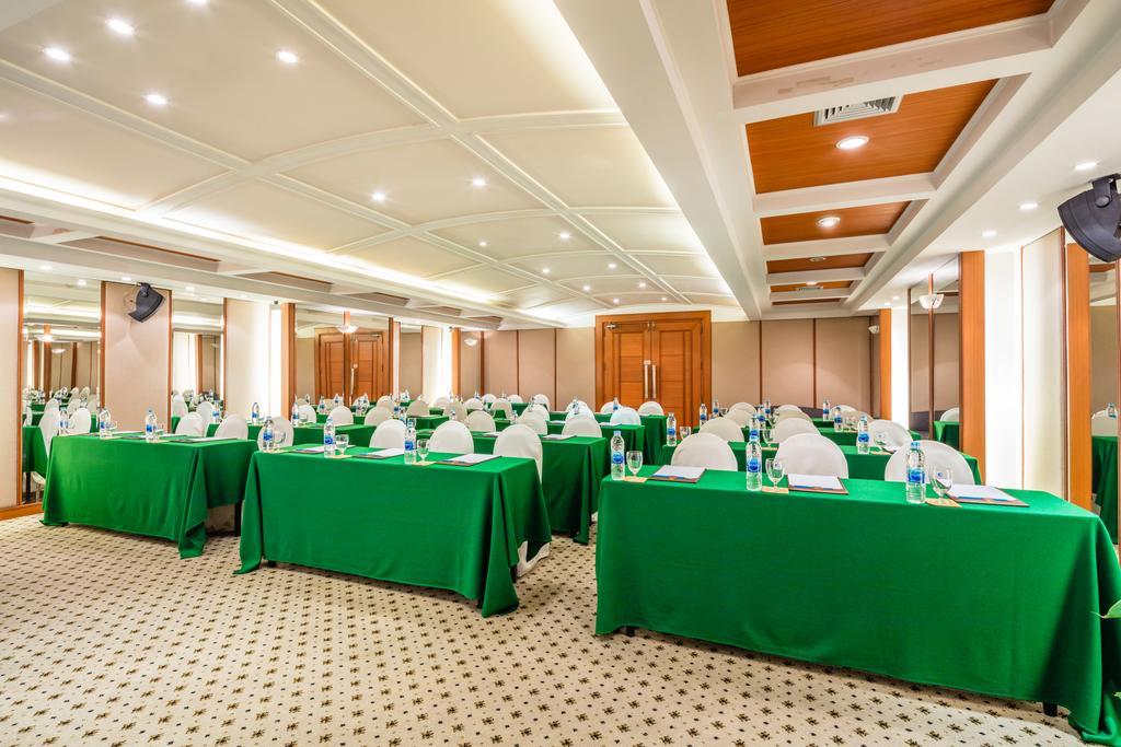 Cholchan Pattaya Beach Resort - Sha Extra Plus Extérieur photo Meeting room