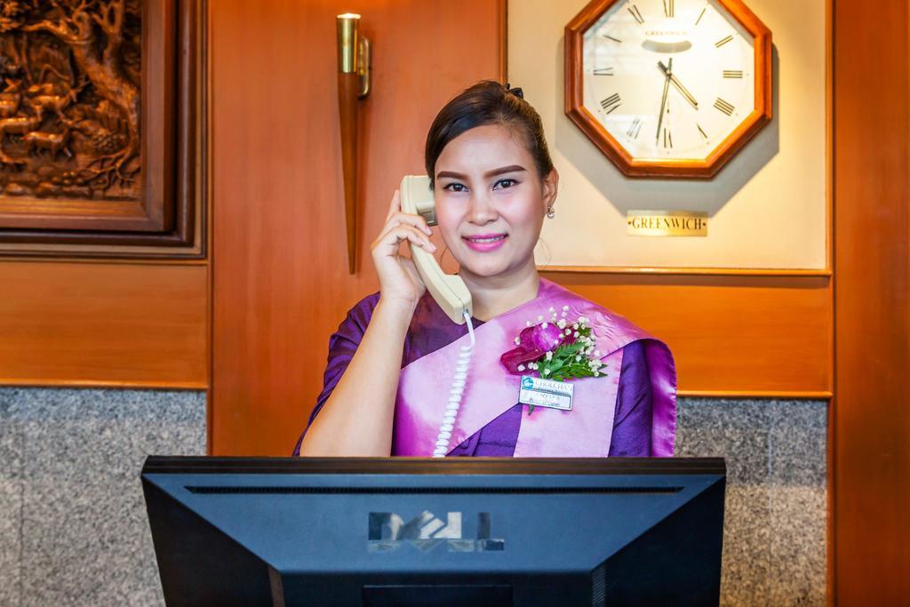 Cholchan Pattaya Beach Resort - Sha Extra Plus Extérieur photo A Thai hotel receptionist