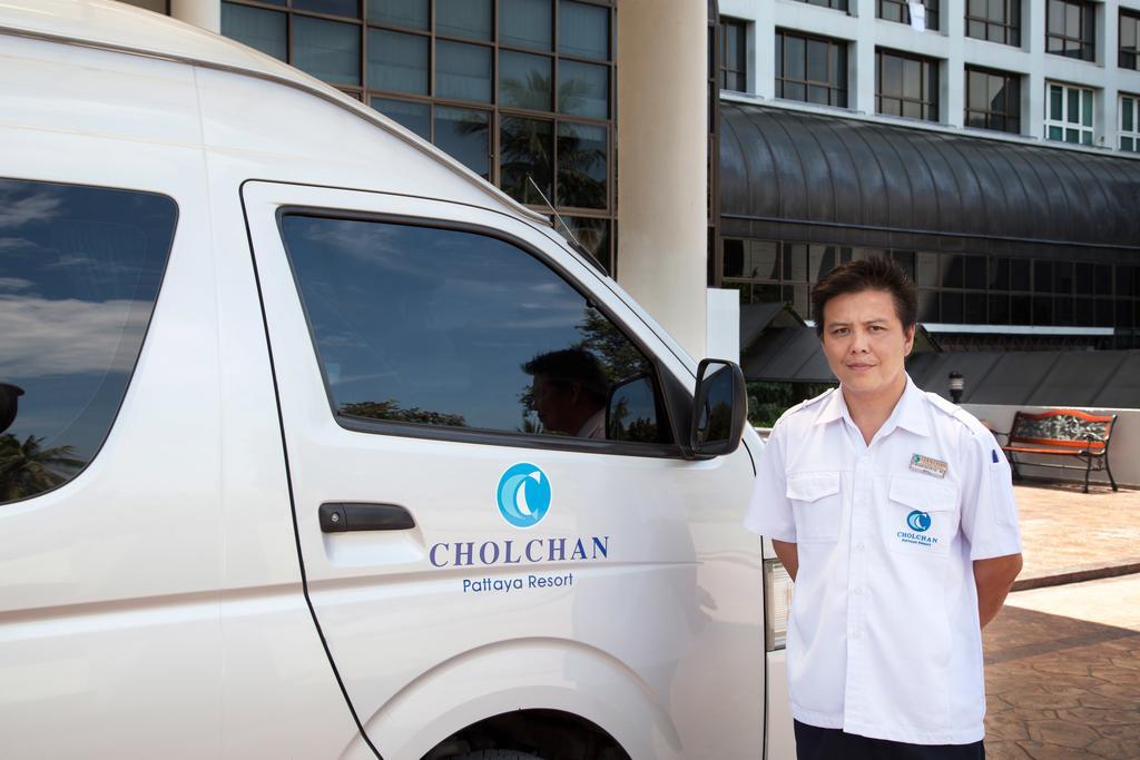 Cholchan Pattaya Beach Resort - Sha Extra Plus Extérieur photo A driver with a car