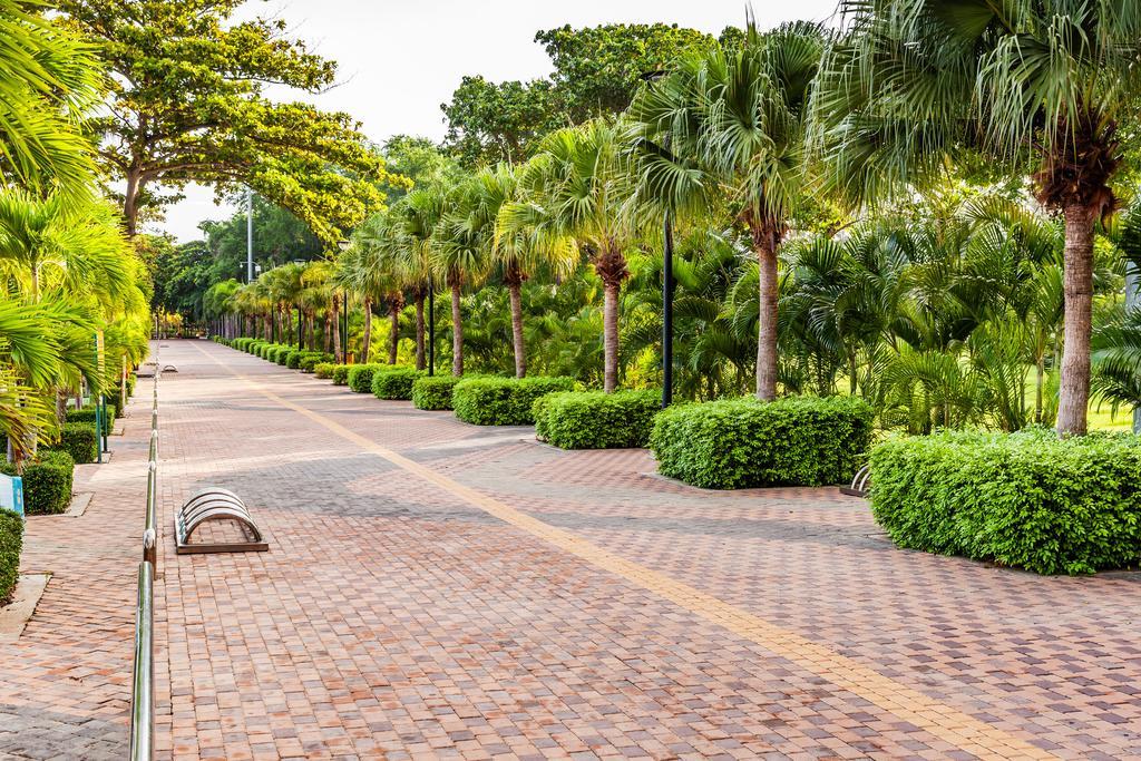 Cholchan Pattaya Beach Resort - Sha Extra Plus Extérieur photo The park