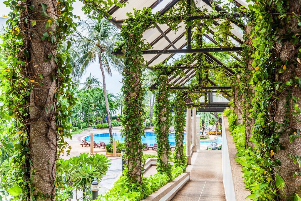 Cholchan Pattaya Beach Resort - Sha Extra Plus Extérieur photo The pool at the Royal Thai Police Club
