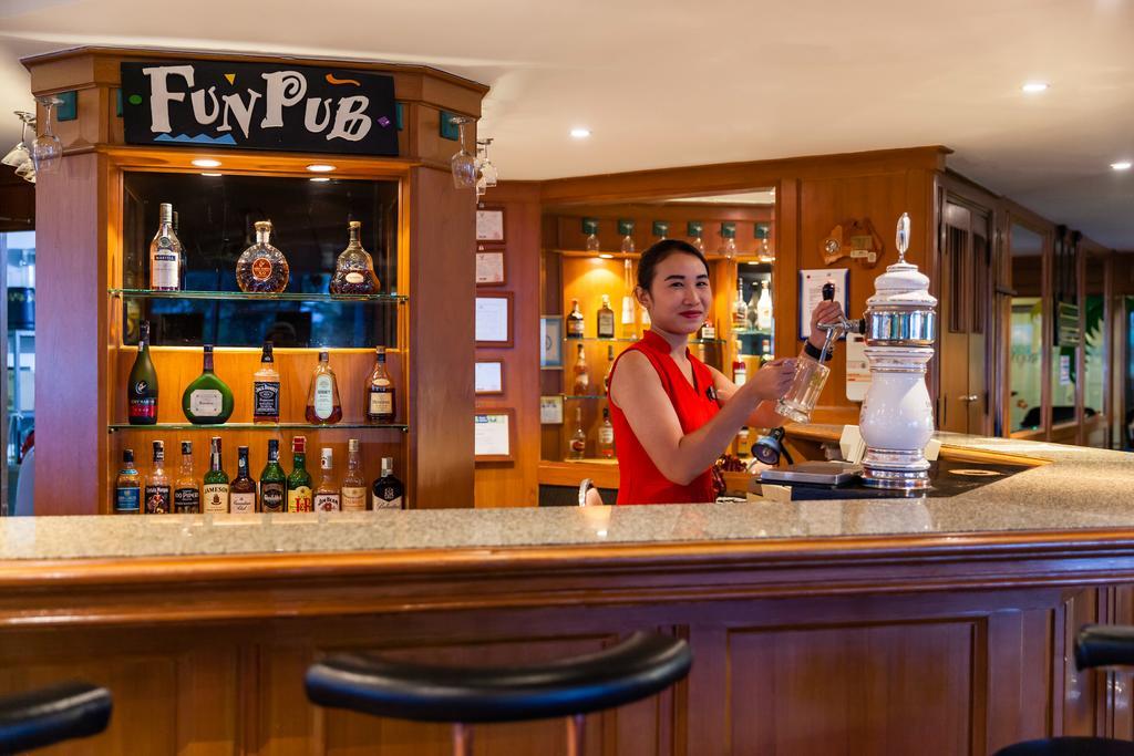 Cholchan Pattaya Beach Resort - Sha Extra Plus Extérieur photo A bar in a cruise ship