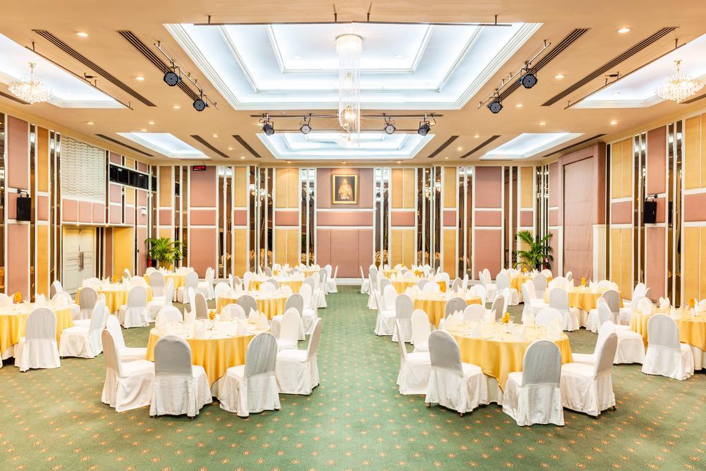 Cholchan Pattaya Beach Resort - Sha Extra Plus Extérieur photo The ballroom of the hotel
