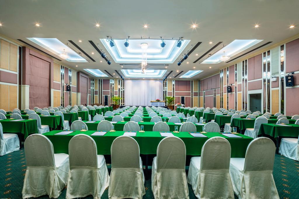 Cholchan Pattaya Beach Resort - Sha Extra Plus Extérieur photo The Royal Paragon Hotel