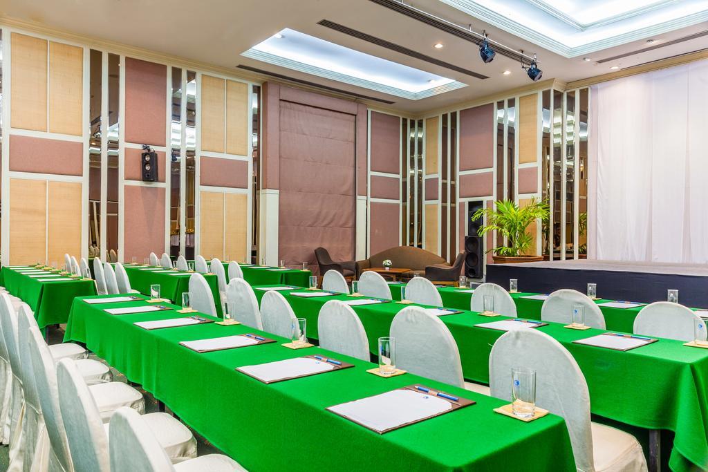 Cholchan Pattaya Beach Resort - Sha Extra Plus Extérieur photo Meeting room