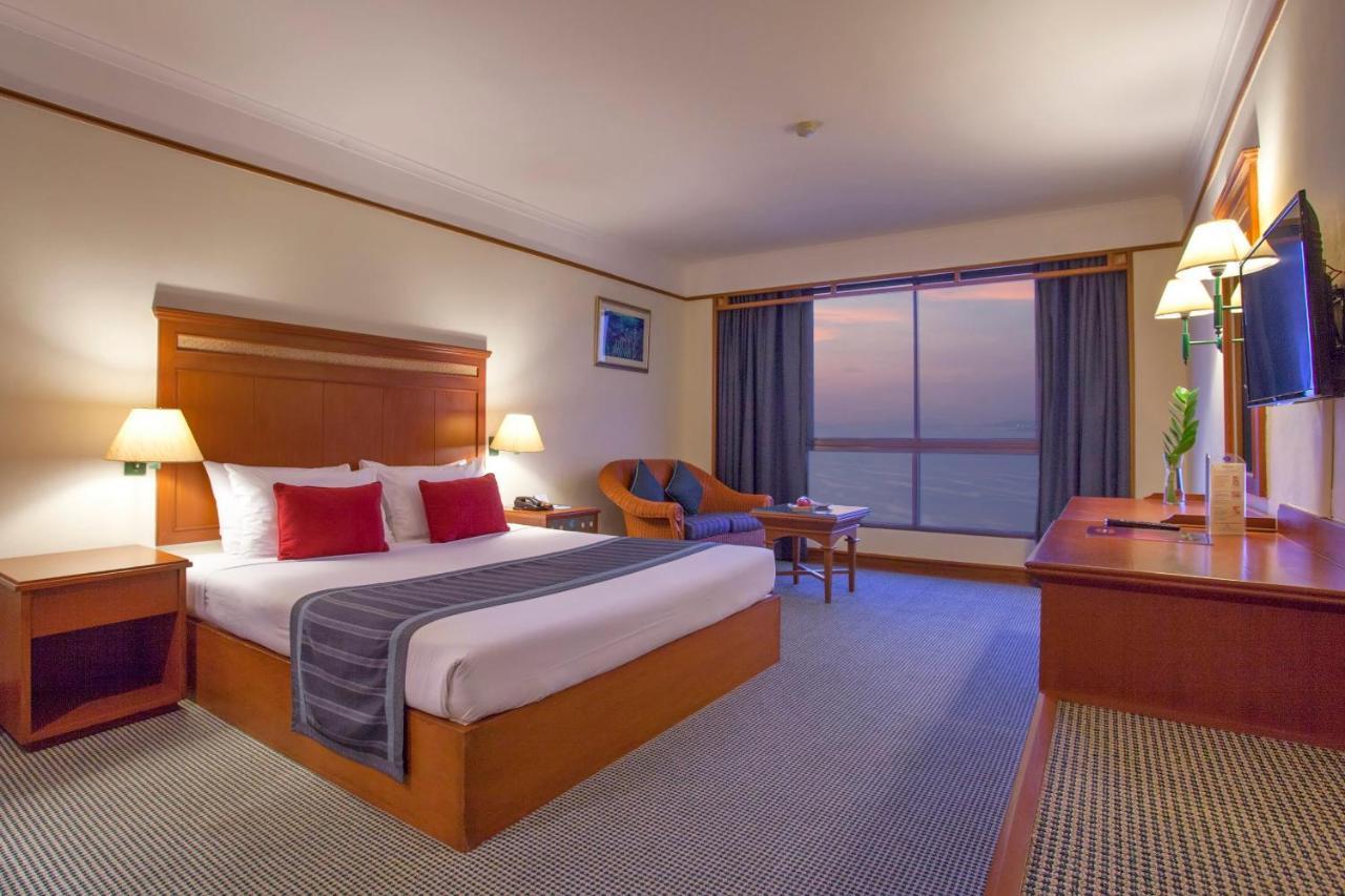 Cholchan Pattaya Beach Resort - Sha Extra Plus Extérieur photo A room at the hotel
