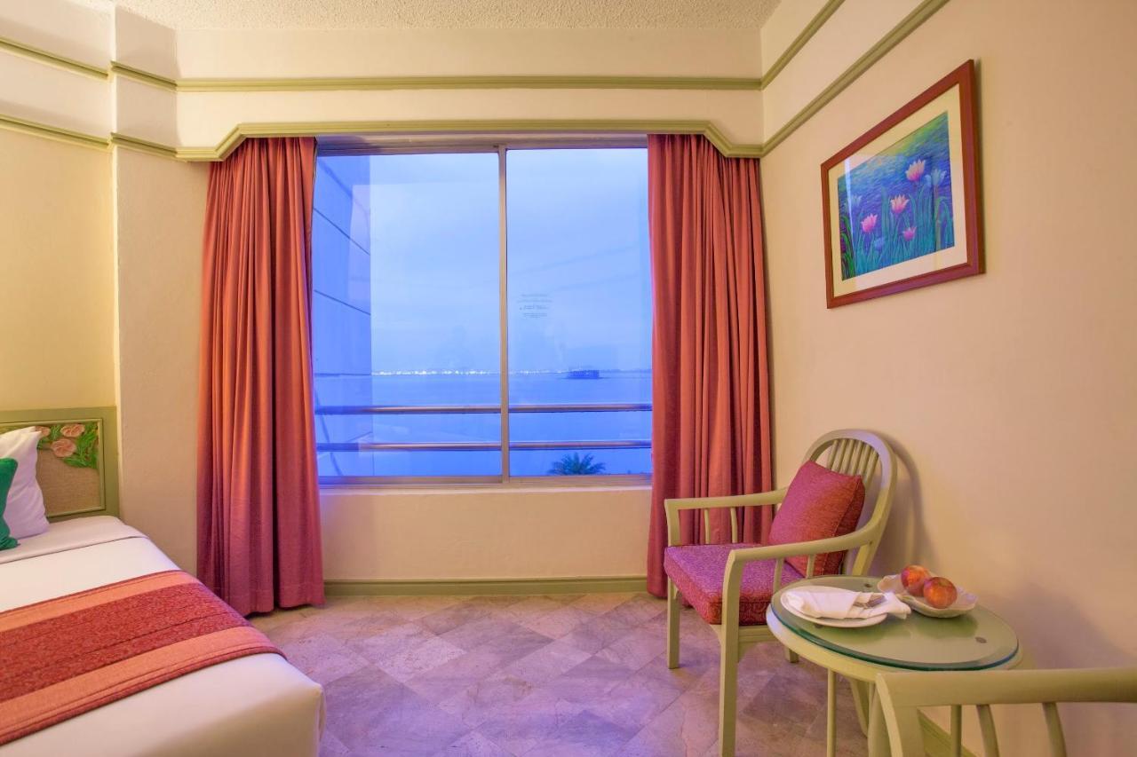 Cholchan Pattaya Beach Resort - Sha Extra Plus Extérieur photo A room at the hotel