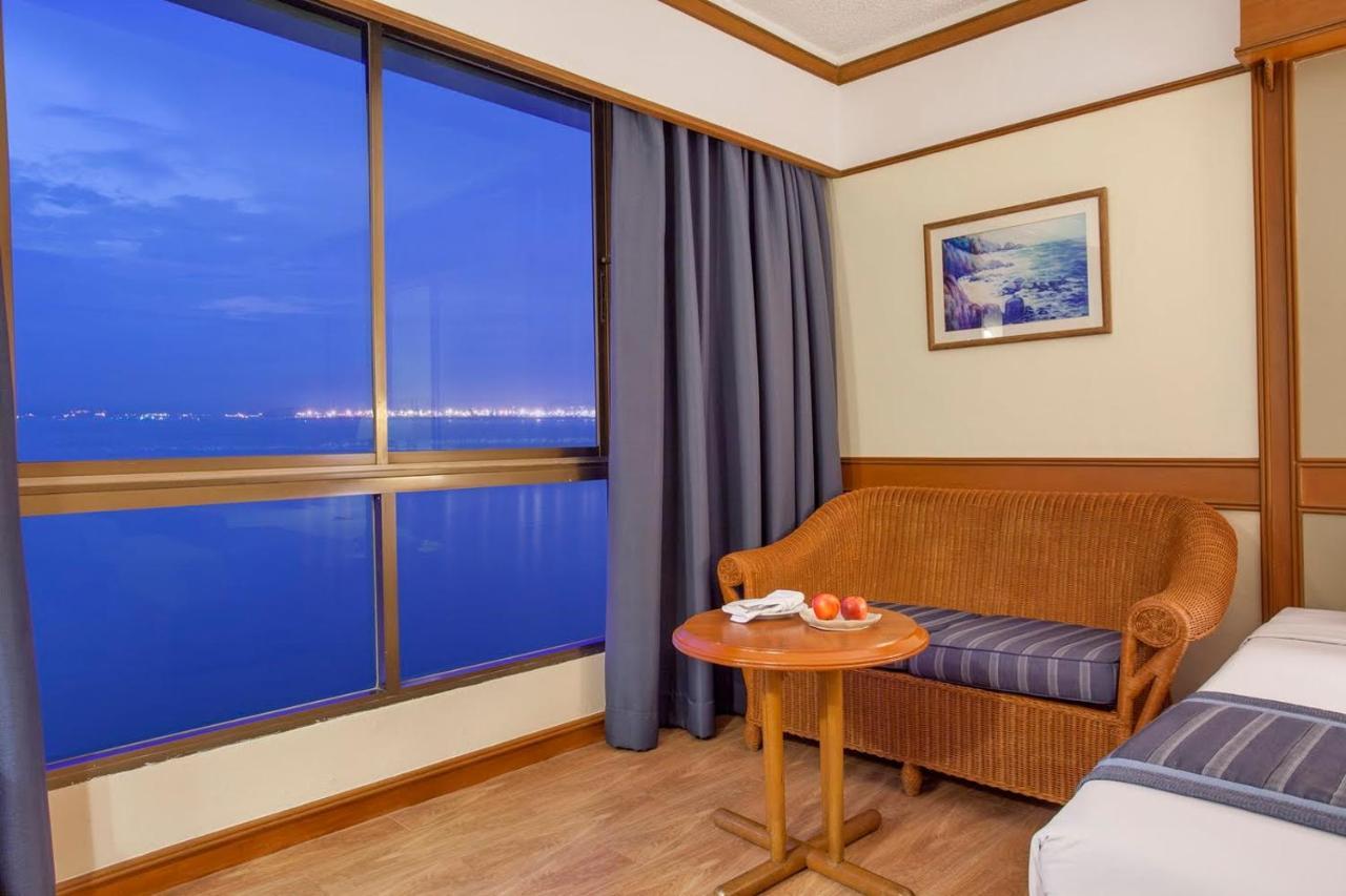 Cholchan Pattaya Beach Resort - Sha Extra Plus Extérieur photo A room at the hotel