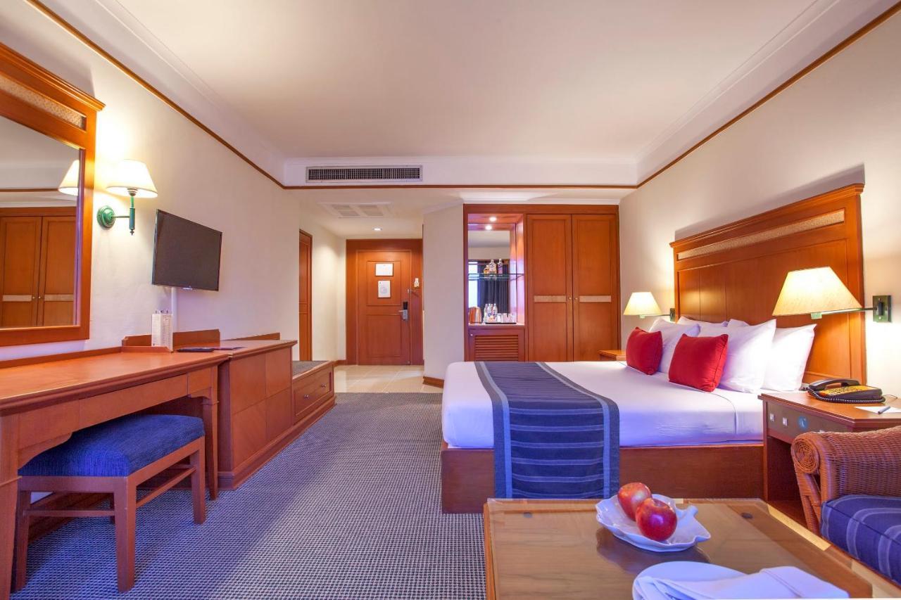 Cholchan Pattaya Beach Resort - Sha Extra Plus Extérieur photo A room at the hotel