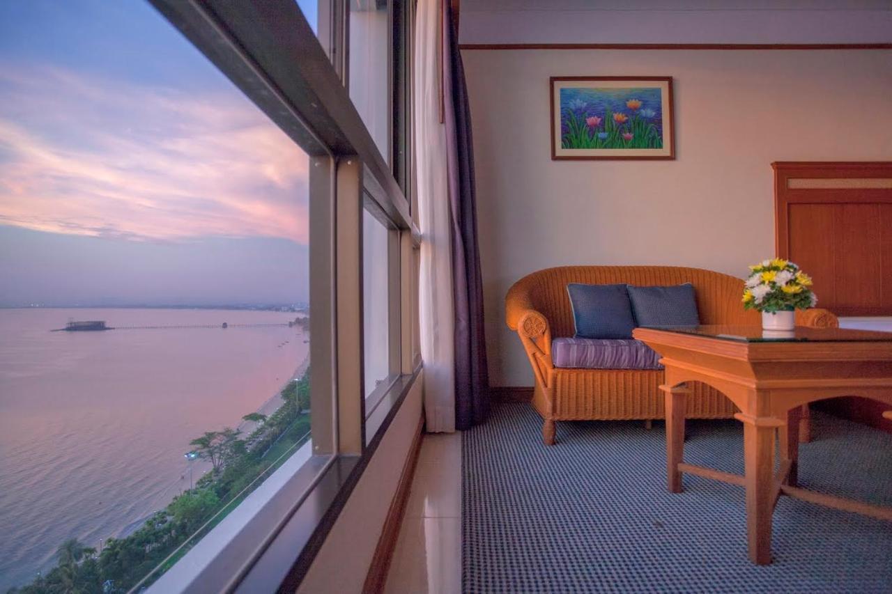 Cholchan Pattaya Beach Resort - Sha Extra Plus Extérieur photo A room at the hotel