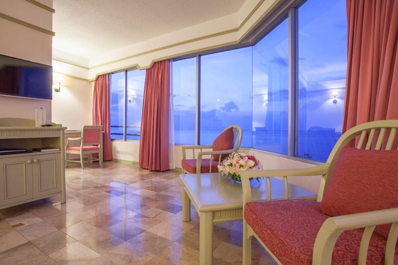 Cholchan Pattaya Beach Resort - Sha Extra Plus Extérieur photo A suite at the Grand Hotel