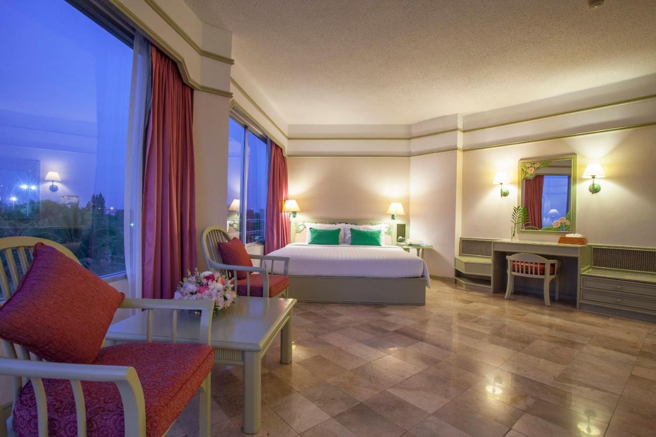 Cholchan Pattaya Beach Resort - Sha Extra Plus Extérieur photo A suite at the hotel