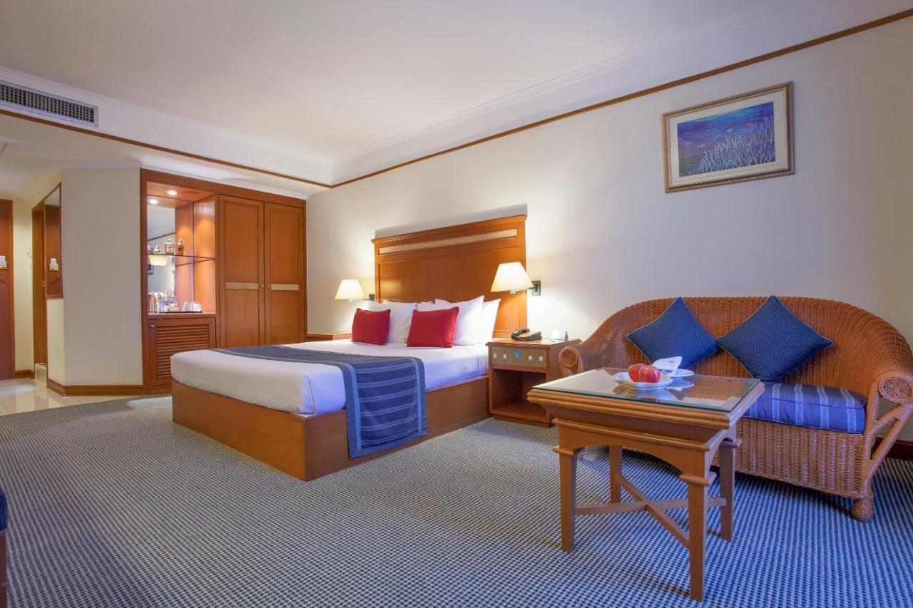 Cholchan Pattaya Beach Resort - Sha Extra Plus Extérieur photo A room at the hotel