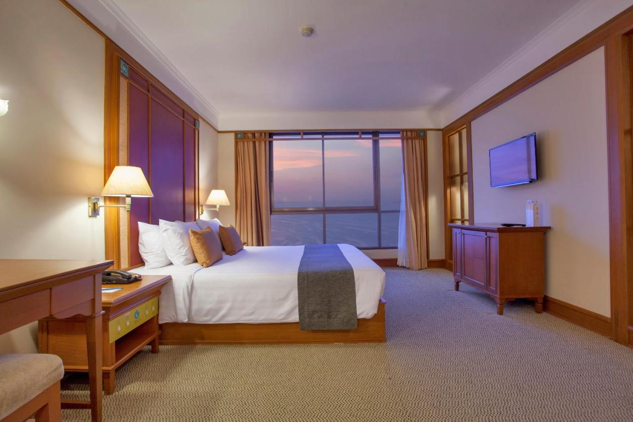 Cholchan Pattaya Beach Resort - Sha Extra Plus Extérieur photo Deluxe Ocean View Room